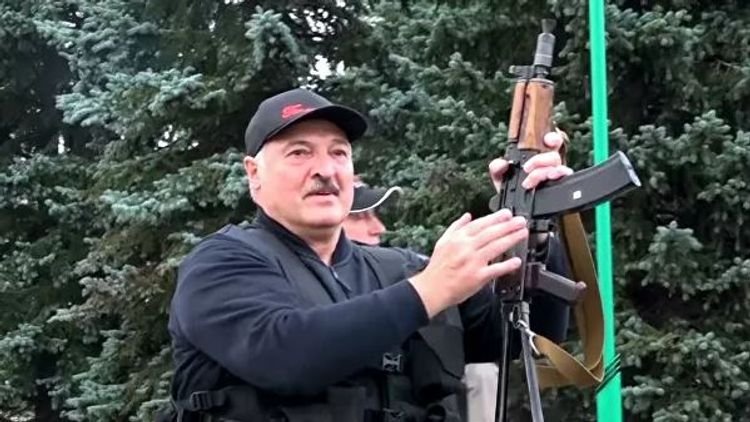 “Lukaşenko iqamətgahının qarşısına əlində avtomatla çıxıb - FOTO