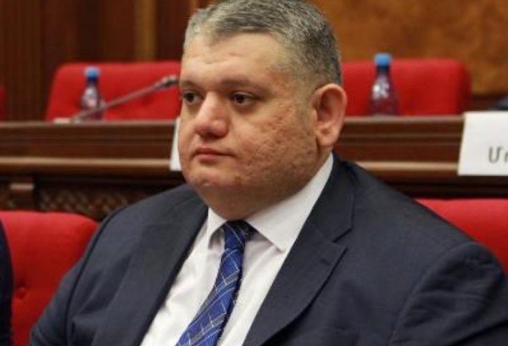 “Ermənistan: Hakim partiyanı tərk edənlər artır