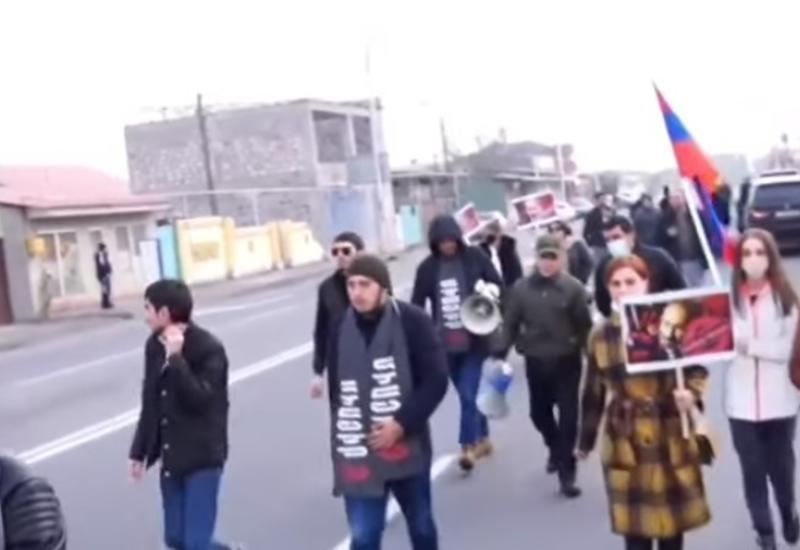 Yerevanda aeroporta gedən yolu bağladılar Baş nazirin istefasını tələb edirlər