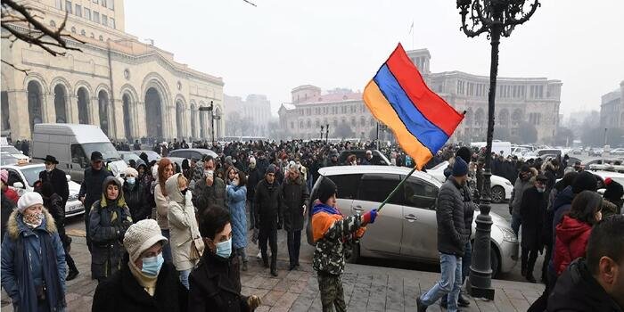 Ermənistanda hakimiyyəti devirmək çağırışı Rusiya mətbuatı yazır