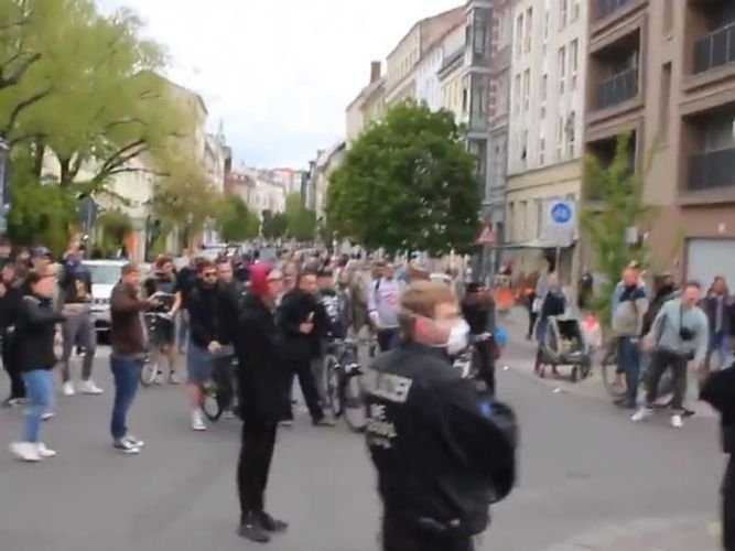 Berlində karantin rejiminə etiraz edən 100-dən çox insan polis tərəfindən saxlanılıb