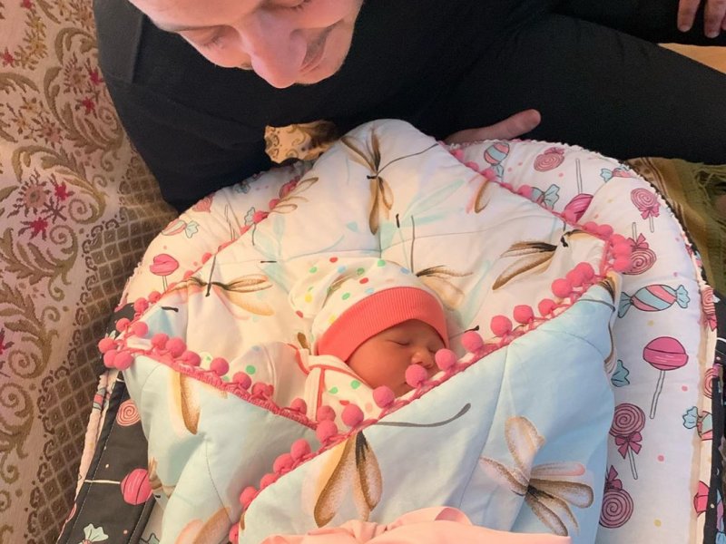 Lalə ilk dəfə yeni doğulan qızını göstərdi .