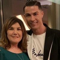 Ronaldo anasına bahalı avtomobil hədiyyə edib