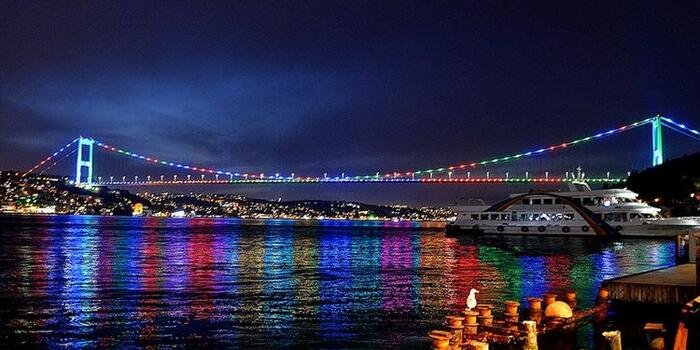 İstanbulda 3 körpü Azərbaycan Bayrağının rənglərinə uyğun olaraq işıqlandırılıb