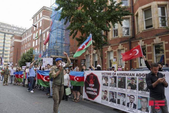 Азербайджанцы провели акцию протеста перед посольством Армении в Лондоне