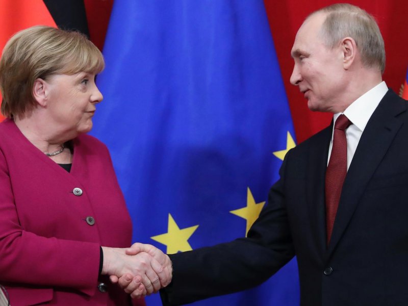 Putin və Merkel Qarabağdakı vəziyyəti müzakirə ediblər