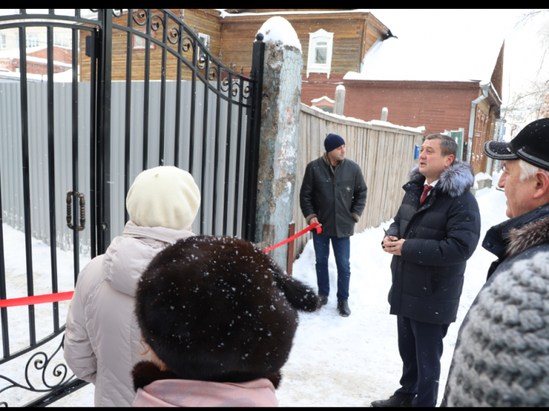 Ульяновские азербайджанцы подарили жителям Бебеля  д.16, новые дворовые, кованые ворота 