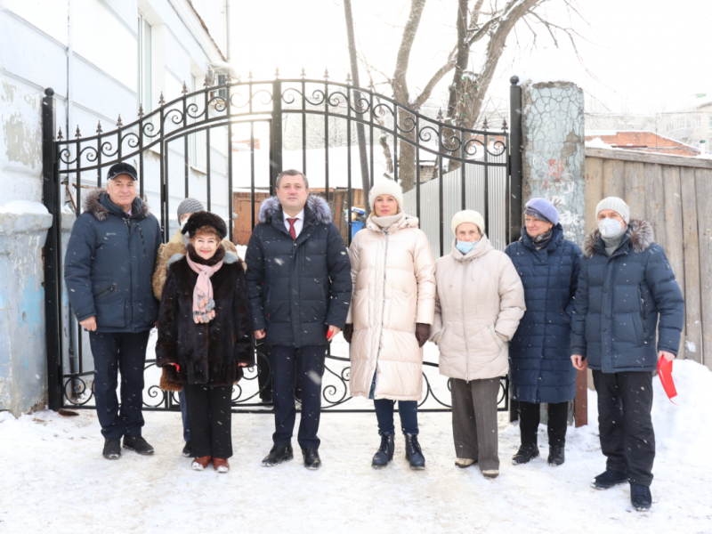 Ульяновские азербайджанцы подарили жителям Бебеля  д.16, новые дворовые, кованые ворота