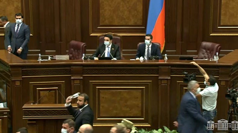 “Ermənistan parlamentində ehtiraslar səngimir: deputatlar bir -birinə şüşə qab atdılar