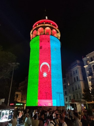 “İstanbulun rəmzləri şanlı bayrağımızın rənglərinə bürünüb