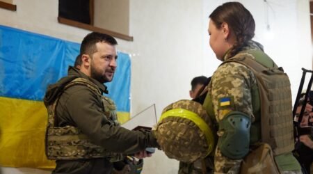 Zelenski “Ukraynanın müdafiəsinə görə” medalını təsis edib