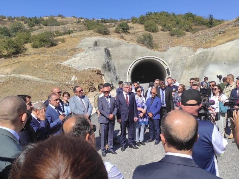 Diplomatlar Əhmədbəyli-Füzuli-Şuşa avtomobil yolu üzərində tikintisi başa çatmaqda olan tunelə baxıblar