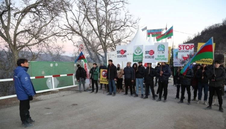 Hava şaxtalı olsa da, Laçın-Xankəndi yolunda keçirilən etiraz aksiyası davam edir