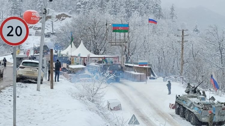 Daha 10 təminat avtomobilinin Laçın-Xankəndi yolundan keçidi təmin olunub