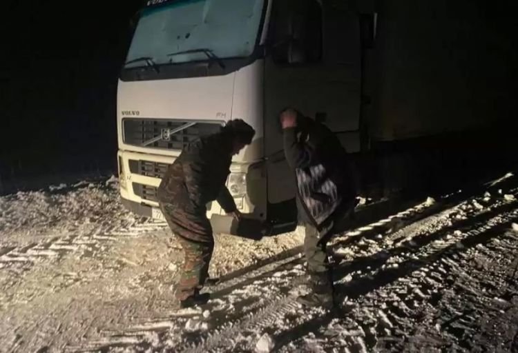 Qazaxıstanda donmaq təhlükəsi ilə üzləşən azərbaycanlı sürücü xilas edilib