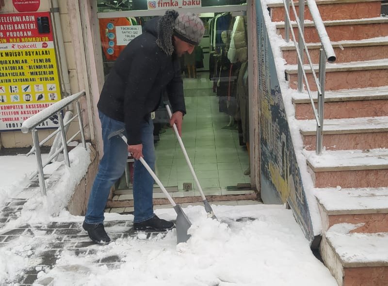 Paytaxt yollarının qardan təmizlənməsi davam edir