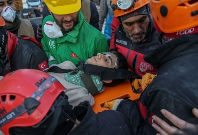 Hatayda zəlzələdən 102 saat sonra bir ailə dağıntılar altından sağ çıxarıldı