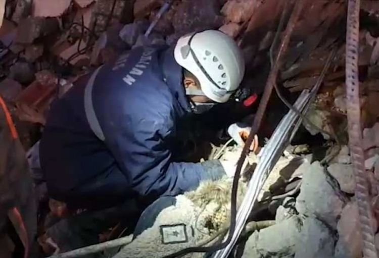 FHN: Xilasedicilərimiz tərəfindən dağıntılar altından tapılan qızıl və zinət əşyaları yerli polisə təhvil verilib