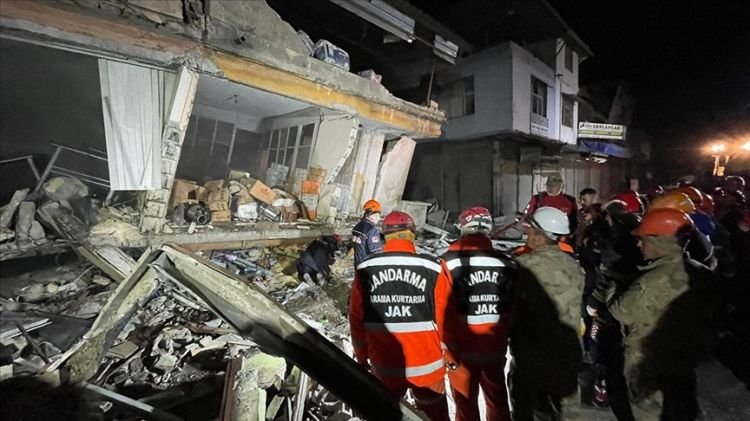 Türkiyənin Hatay vilayətində baş verən zəlzələlər nəticəsində ölənlərin sayı altı nəfərə çatıb
