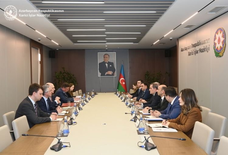 Xarici işlər naziri Ceyhun Bayramov Britaniyanın dövlət naziri ilə görüşüb
