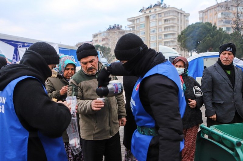 Azərbaycan könüllüləri Malatyada uşaqlar üçün çadırlar qurub