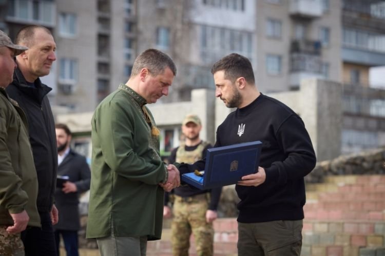 Volodimir Zelenski Sum vilayətində olub və Axtırka şəhərinə “Qəhrəman şəhər” fəxri mükafatını təqdim edib