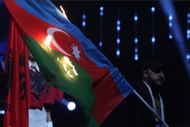 Rəsmi Bakı Azərbaycan bayrağının İrəvanda yandırılmasını pisləyib