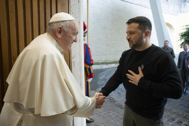 Papa Fransisk ilə Volodimir Zelenski Ukraynadakı humanitar və siyasi vəziyyəti müzakirə ediblər