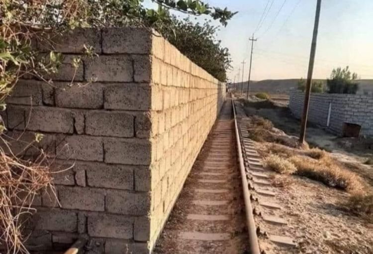 DİN: Dəmir yolu xəttinin üzərində hasar tikilməsi ilə bağlı yayılmış foto Azərbaycanda çəkilməyib