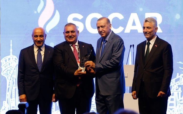 Türkiyə Prezidenti SOCAR-a mükafat təqdim edib