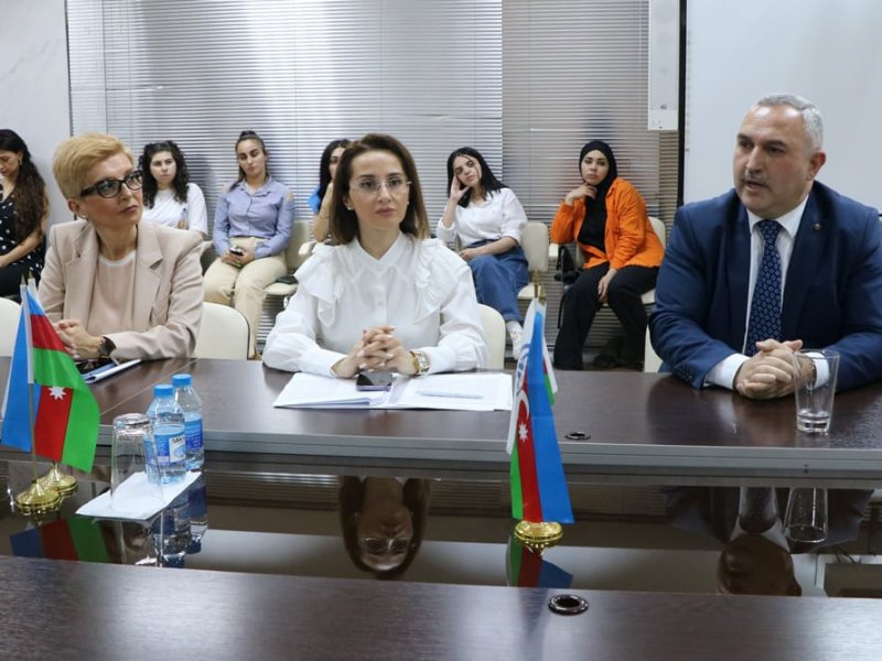 Ombudsman Aparatının əməkdaşları “Hər insan dəyərlidir” mövzusunda  dəyirmi masada iştirak ediblər