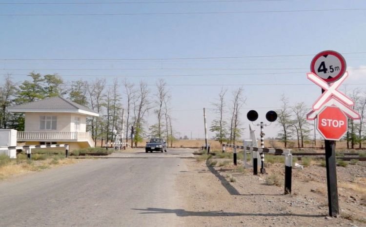 Avtomobili dəmiryol keçidlərindən kənar yerlərdən keçirən sürücülər cərimələnəcək