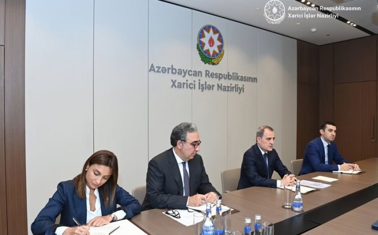 Ceyhun Bayramov Ermənistanın təxribatları barədə Kolumbiya səfirini məlumatlandırıb
