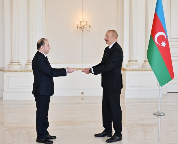 Prezident İlham Əliyev Tacikistanın Azərbaycanda yeni təyin olunmuş səfirinin etimadnaməsini qəbul edib
