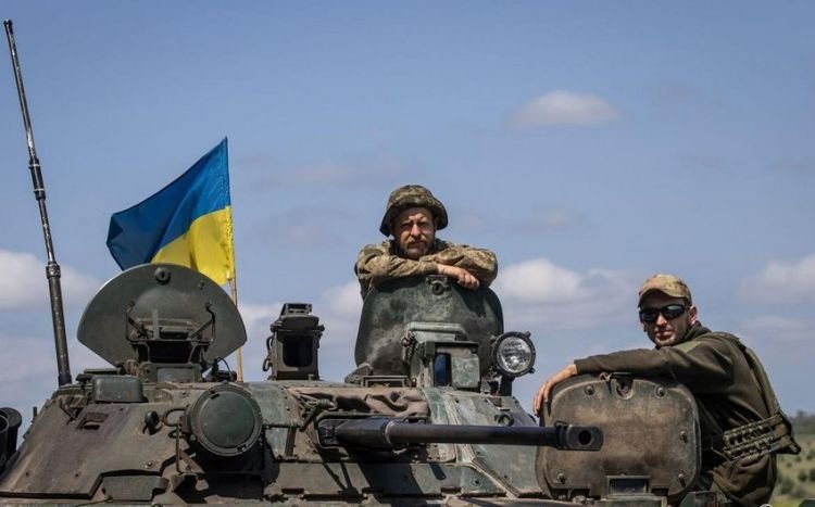 “Ukrayna kəşfiyyatçıları Krımda dövlət bayrağını asıblar