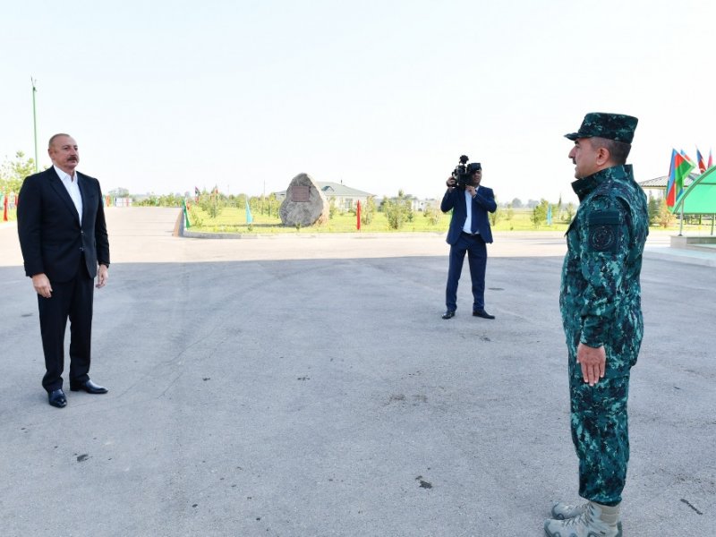 Prezident İlham Əliyev“Qazax” Əlahiddə Sərhəd Diviziyasının qarnizon kompleksində yaradılan şəraitlə tanış olub