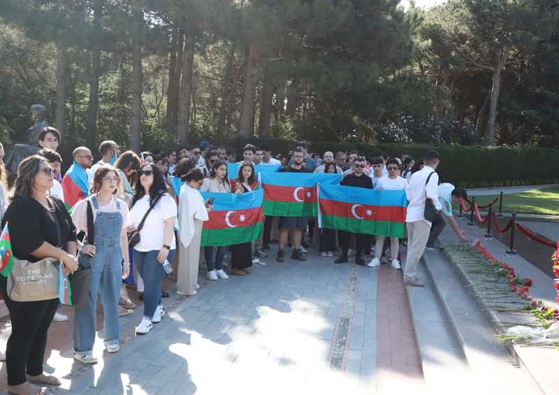 Diaspor gəncləri Fəxri Xiyabanı və Şəhidlər Xiyabanını ziyarət ediblər
