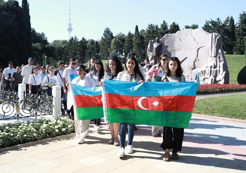 Diaspor gəncləri Fəxri Xiyabanı və Şəhidlər Xiyabanını ziyarət ediblər