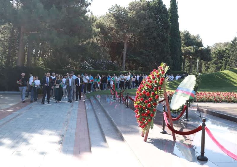 Diaspor gəncləri Fəxri Xiyabanı və Şəhidlər Xiyabanını ziyarət ediblər