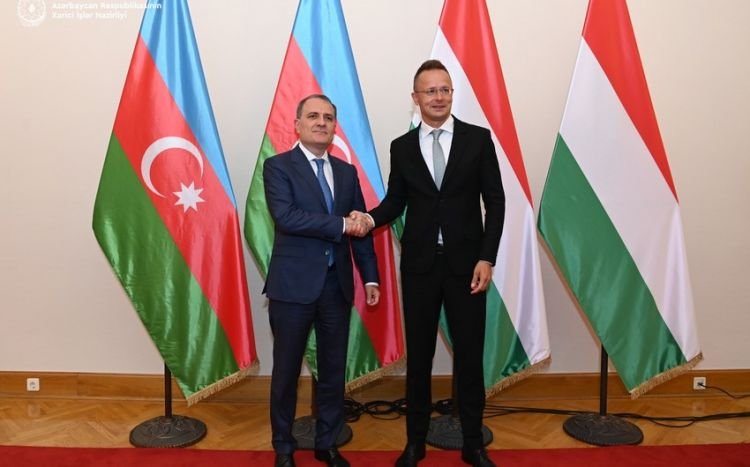 Azərbaycan və Macarıstan XİN başçıları arasında görüş keçirilib