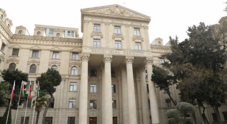 XİN Emmanuel Makrona cavab verib: 