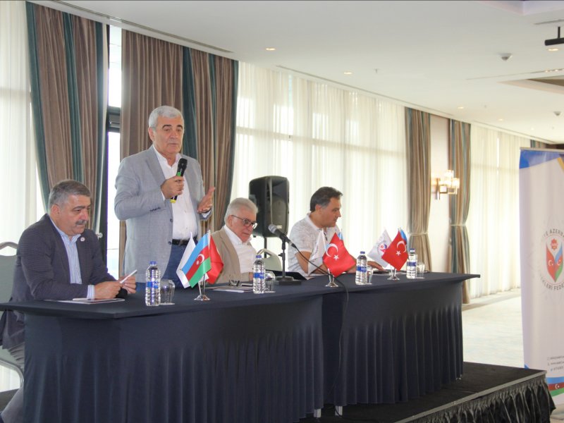 İstanbuldakı soydaşlarımızın övladları məktəbli dəsti ilə təmin olunublar