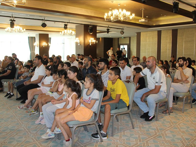 İstanbuldakı soydaşlarımızın övladları məktəbli dəsti ilə təmin olunublar