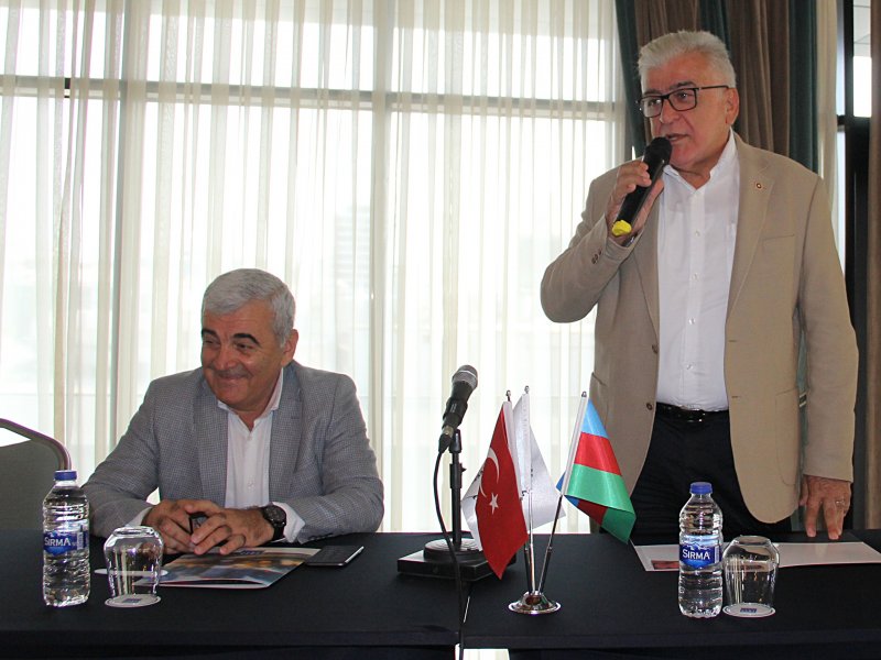 İstanbuldakı soydaşlarımızın övladları məktəbli dəsti ilə təmin olunublar