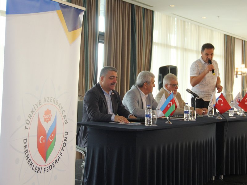 İstanbuldakı soydaşlarımızın övladları məktəbli dəsti ilə təmin olunublar