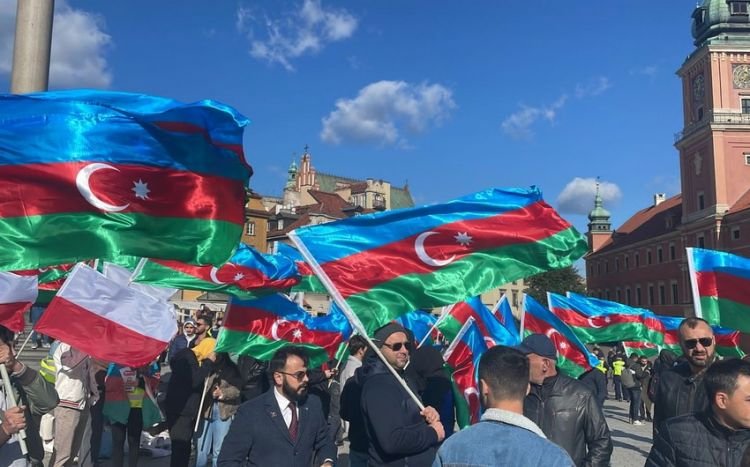 Polşa paytaxında azərbaycanlıların Sülh Yürüşü keçirilib