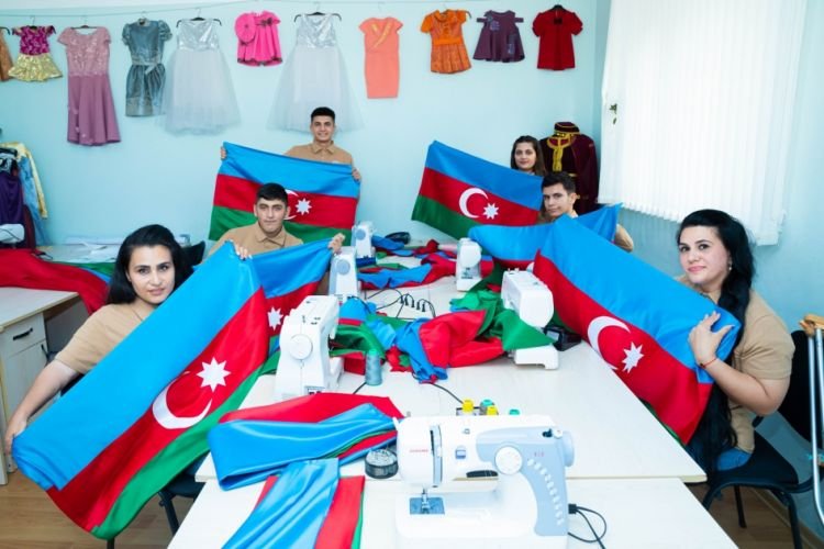 Əlilliyi müəyyən edilmiş şəxslər tərəfindən 44 Azərbaycan bayrağı tikilir
