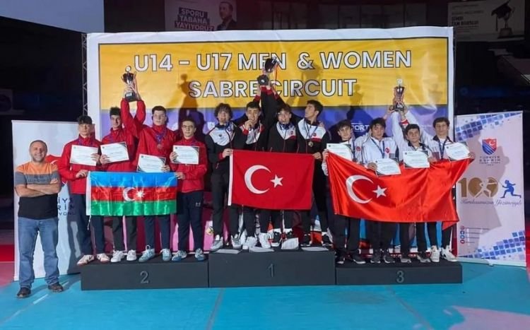“Azərbaycanın qılıncoynatma yığması beynəlxalq turnirdə gümüş medal qazanıb