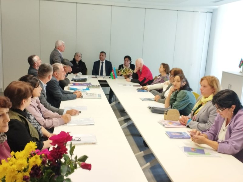 QAXDA YAZIÇILAR BİRLİYİNİN BÖLGƏ ÜZRƏ NÜMAYƏNDƏSİ QAX YAZARLARI İLƏ GÖRÜŞÜB.-Foto