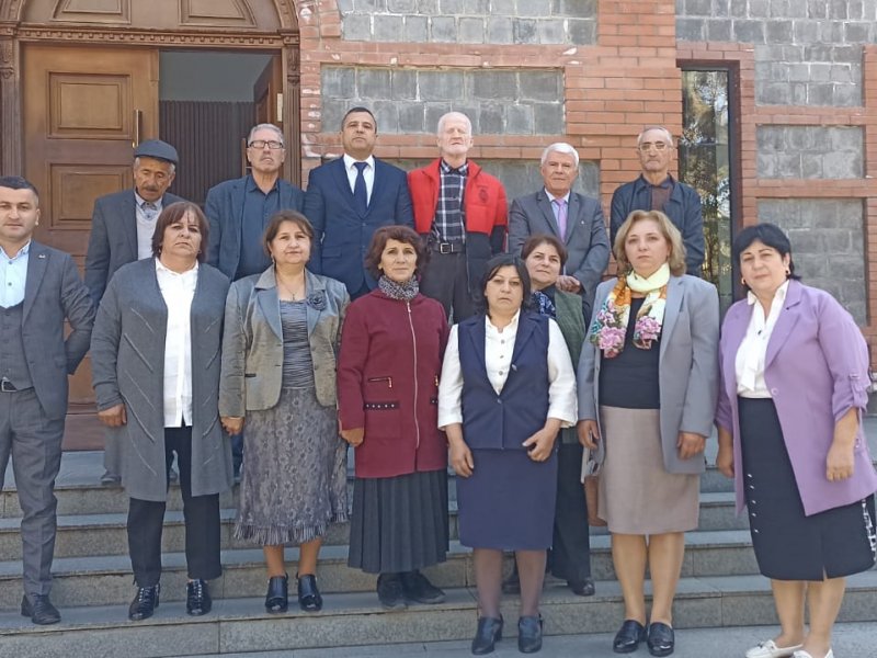QAXDA YAZIÇILAR BİRLİYİNİN BÖLGƏ ÜZRƏ NÜMAYƏNDƏSİ QAX YAZARLARI İLƏ GÖRÜŞÜB.-Foto